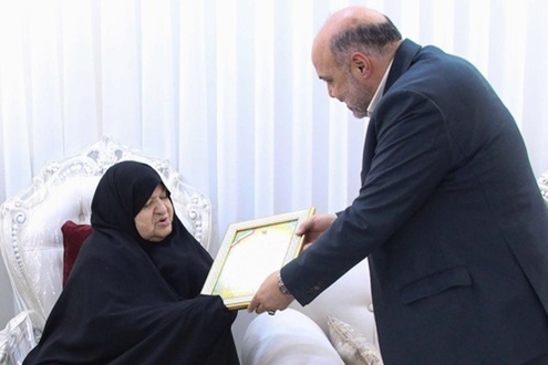 دیدار و تکریم مدیرعامل شرکت شهرک‌های صنعتی استان یزد از خانواده معظم شهدا